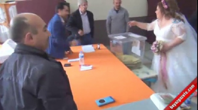 vatandaslik - Gelinlik ve damatlıklarıyla oy kullandılar Videosu