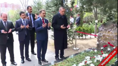 alparslan turkes - Cumhurbaşkanı Erdoğan'dan Türkeş'in mezarına sürpriz ziyaret  Videosu