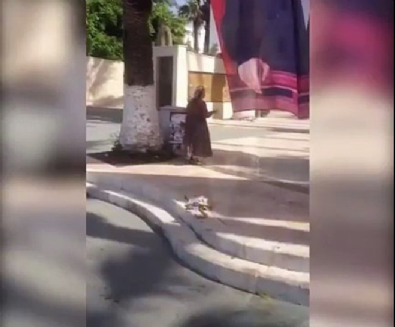 facebook - Yaşlı kadın Atatürk posterini defalarca öptü Videosu