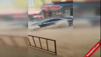 saganak yagis - İzmir'deki selde lüks araç sürüklendi  Videosu