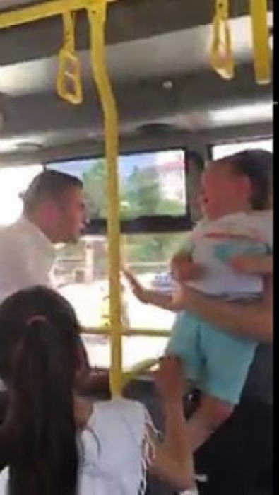 yesilpinar - İETT otobüsü şoföründen, yavaş kullanmasını söyleyen kadın yolcuya saldırı Videosu