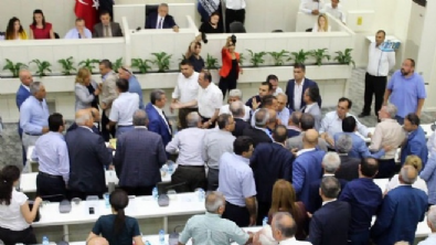 İzmir'de AK Partili ve CHP'li meclis üyeleri arasında arbede 