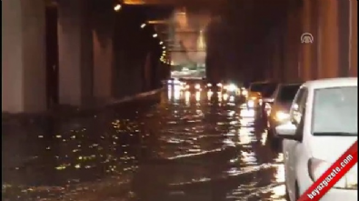 saganak yagis - İstanbul'da şiddetli yağış trafiği olumsuz etkiledi  Videosu