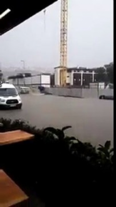 İstanbul Kağıthane'de yağmur hayatı felç etti Videosu