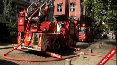 Arnavutköy'de ahşap binanın çatısında yangın çıktı  Videosu