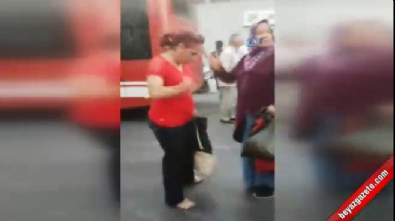 otobus duragi - İzmir'de otobüs geç gelince ortalık karıştı Videosu
