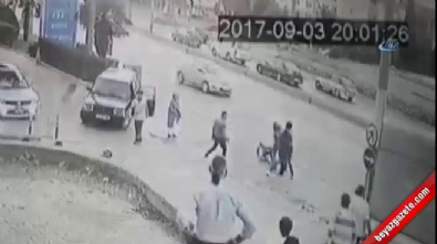 mahalle kavgasi - Sürücü ile arkadaşını tekme tokat dövdüler  Videosu