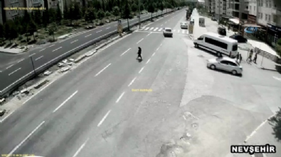 ayhan sahenk - Yarış motosikletinin çarptığı genç kız havada takla attı  Videosu