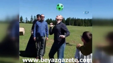 İçişleri Bakanı Süleyman Soylu Trabzon’da kafasında top sektirerek stres attı
