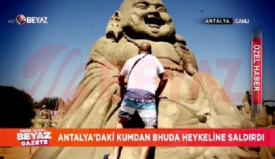 beyaz gazete - Antalya'daki kumdan ''Bhuda'' heykeline saldırdı  Videosu
