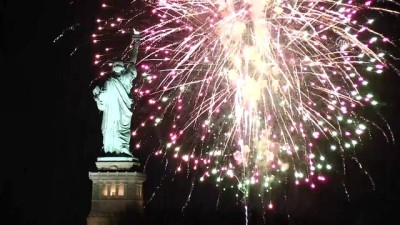 havai fisek gosterisi - ABD'de yeni yıl kutlamaları - Özgürlük Heykeli çevresinde havai fişek gösterisi - NEW YORK  Videosu