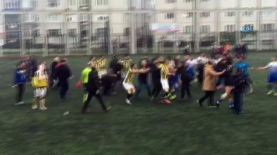 yesil sahalar -  Amatör maç sonrası futbolcular tekme tokat kavgası kamerada Videosu