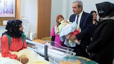  Başkan Demirkol, yeni yılın ilk bebeğine altın takıp isim verdi 