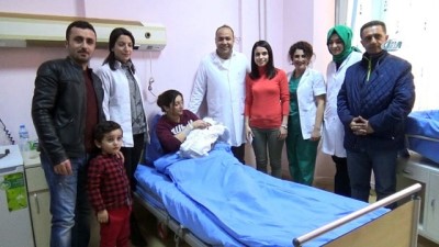  Hastane yönetimi hastanenin 2018'de doğan ilk bebeğini ziyaret etti 
