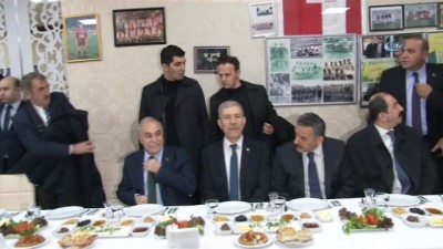 basin mensuplari -  Bakan Demircan ve Bakan Fakıbaba, basın mensuplarına karanfil dağıttı  Videosu