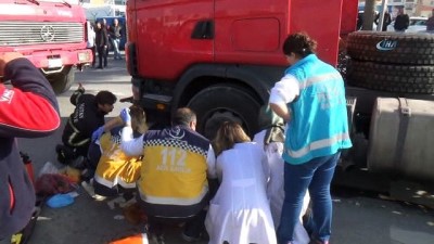 yasli kadin -  Güvenlik kamerasına yansıyan kazada yaşlı kadın tırın altından vinçle çıkarıldı  Videosu