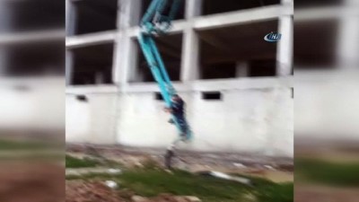 cep telefonu -  İnşaat işçisi 3’üncü kata beton mikserinin borusuna tutunarak çıktı...O anlar kamerada  Videosu