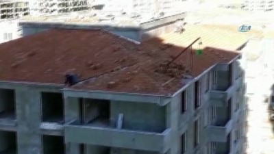 cep telefonu -  İşçilerin çatıda tehlikeli çalışması kamerada  Videosu