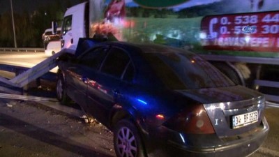 trafik yogunlugu -  Otomobil bariyerlere saplandı: 3 yaralı Videosu