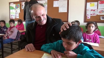 sinif ogretmeni - Şehit öğretmenin babası oğlunun okulunda - ŞANLIURFA Videosu