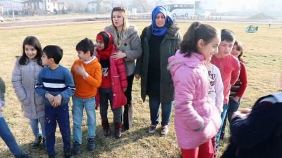 koordinat -  Türk öğrenciler ile Suriyeli öğrencileri ‘Sevgi’ ile kaynaştırıyorlar  Videosu