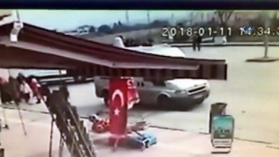  7 öğrencinin yaralandığı kaza anı güvenlik kamerasına yansıdı 