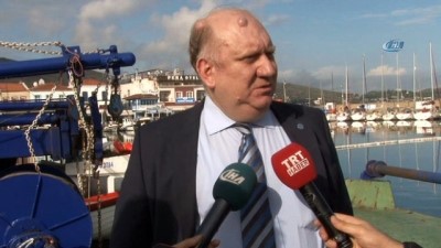  İzmir Urla'da denize mazot sızdı 