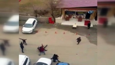  Kavga ettiği grubun arasına araçla daldı, tekme ve yumruklar havada uçuştu 