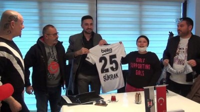 Kemoterapi tedavisi gören Beşiktaş aşığı genç kıza futbolculardan imzalı forma