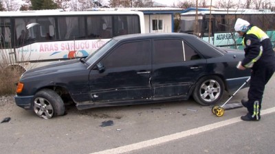  Park halindeki 3 araca çarptı: 2 yaralı