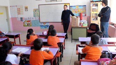 Postacılardan köy okullarına kütüphane desteği - KIRŞEHİR 