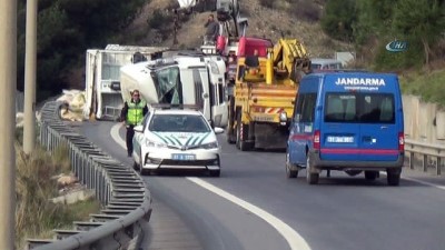  Virajı alamayan tır otobanda devrildi: 1 yaralı