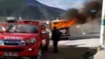 cep telefonu -  İtfaiyenin müdahale ettiği araç hareket edince panik yaşandı  Videosu