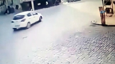 motosiklet surucusu -  Mersin’de dönüş yapan araca çarpan motosikletli güvenlik kamerasında Videosu