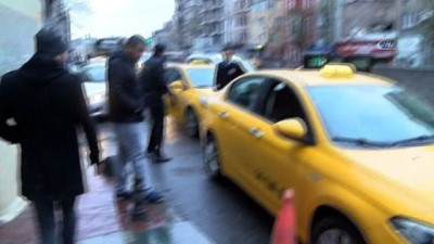 belediye otobusu -  Beyoğlu’nda silahlı çatışma... Kurşunlar taksiye ve belediye otobüsüne isabet etti  Videosu