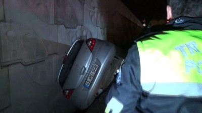 direksiyon -  Otomobil inşaat boşluğuna düştü Videosu