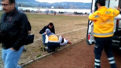 Sakatlanan futbolcu saha kenarında ambulans bekledi