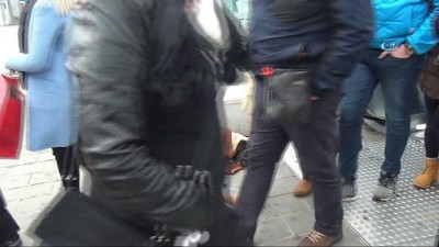 sokak kopegi -  Taksim Metrosunda duygulandıran görüntü  Videosu