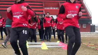 minyatur - Yüksekovalı kızlar futbolda Türkiye şampiyonasına hazırlanıyor - HAKKARİ Videosu