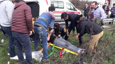 saglik personeli - Anadolu Otoyolu'nda otomobil devrildi: 3 yaralı - DÜZCE  Videosu