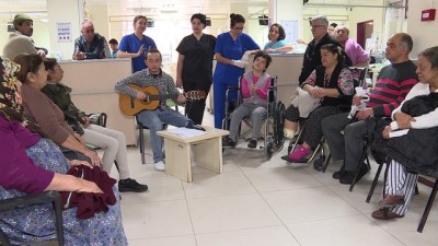 bobrek yetmezligi - Diyaliz hastası genç kader arkadaşlarına gitarıyla moral veriyor - İZMİR  Videosu
