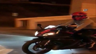 motosiklet surucusu -  Motosiklet üzerinde tehlikeli hareketler cep telefonuyla kaydedildi  Videosu