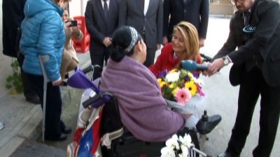 otobus duragi -  Otobüse alınmayan engelli kadından çiçeklerle özür dilediler Videosu