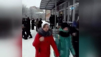 ogretmen -  - Rusya’da Okulda Bıçaklı Kavga: 15 Yaralı Videosu