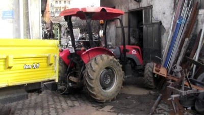 motosiklet kazasi -  Üzerine çıkmadan çalıştırdığı traktörün altında kalarak can verdi Videosu