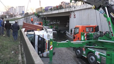 ilk mudahale -  Virajı alamayan tır yan yatarak devrildi Videosu