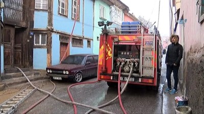yaris -  Evi gözleri önünde yanan vatandaş kedisinden gelecek iyi bir haberi bekledi  Videosu