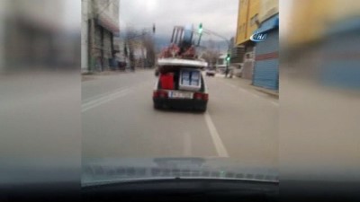 cep telefonu -  Evini aracında taşıdı...Eşyalarını yüklediği otomobili ile tehlike yolculuk kamerada  Videosu
