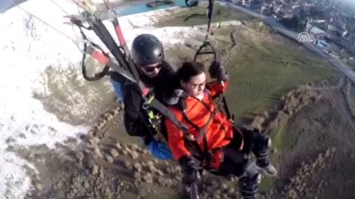 saglik ekibi - Yamaç paraşütüyle atlayan Çinli turistin baygınlık geçirmesi kamerada - DENİZLİ  Videosu