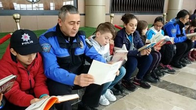  Öğrenciler polislerle kitap okudu 